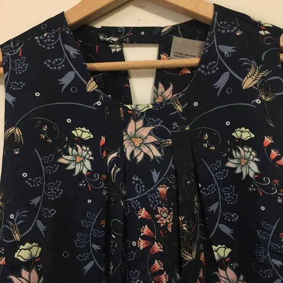 Vero Moda Floral Print Keyhole Sleeveless Blouse - Picture 3 of 14